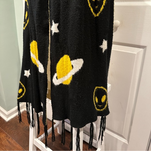 [ 2 FOR $25 ] 👽 URBAN OUTFITTERS ALIENS & SPACE SCARF - Picture 3 of 5